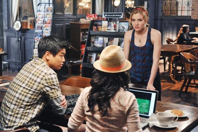 Still of Skyler Samuels and Ki Hong Lee in The Nine Lives of Chloe King (2011)