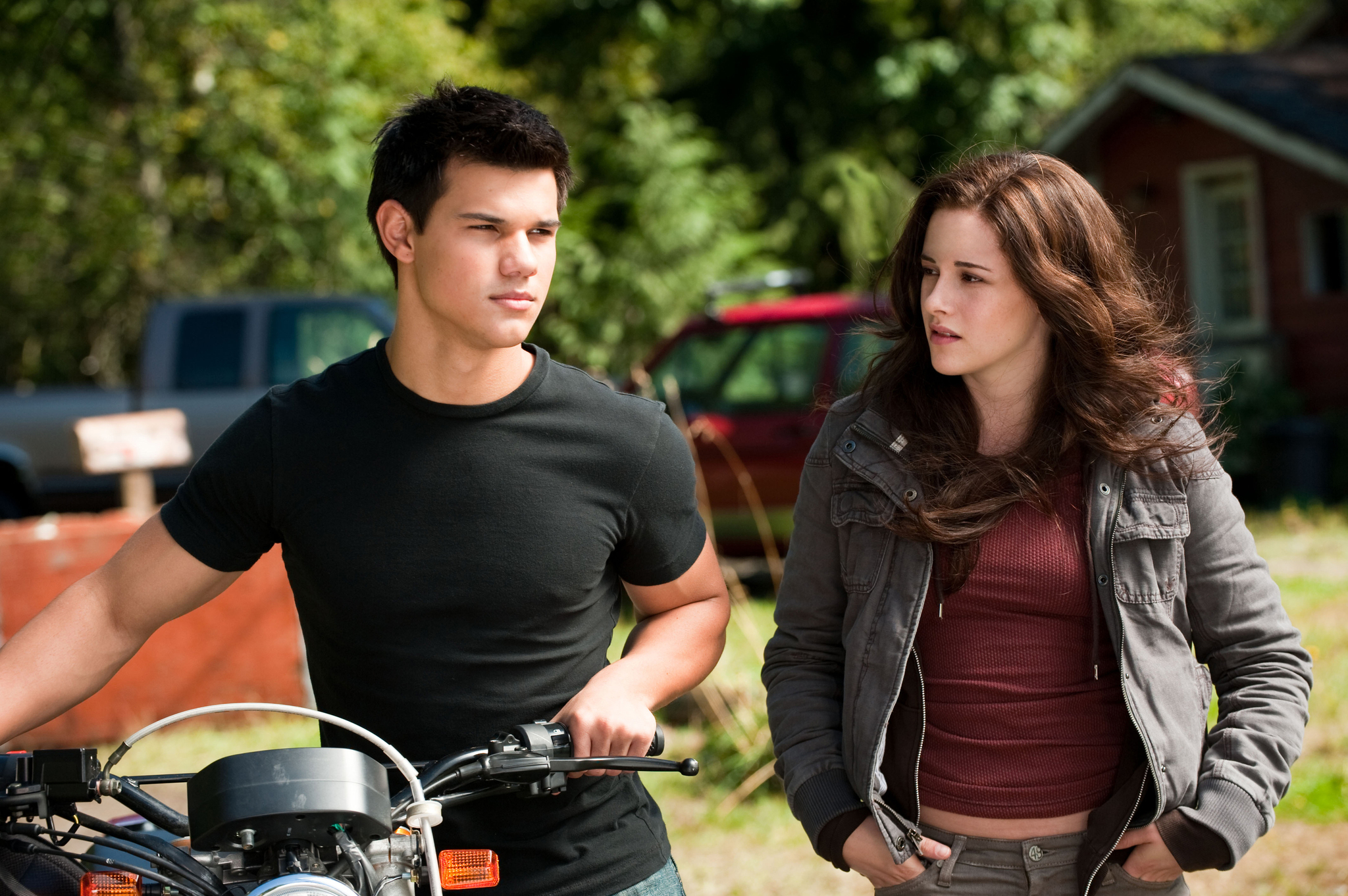 Still of Kristen Stewart and Taylor Lautner in The Twilight Saga: Eclipse (2010)