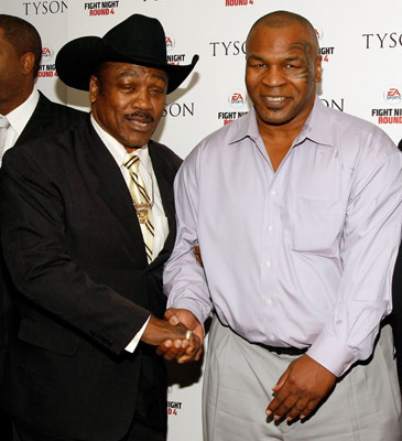 Joe Frazier and Mike Tyson at event of Tyson (2008)