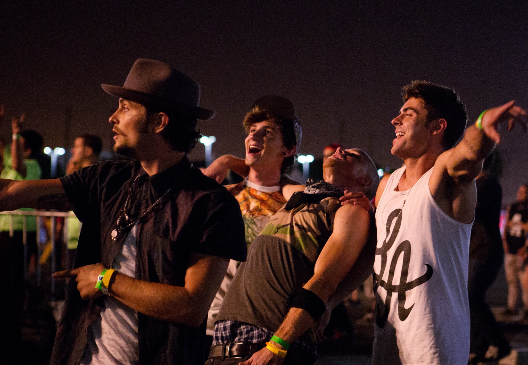 Still of Zac Efron, Shiloh Fernandez, Alex Shaffer and Jonny Weston in Daugiau garso ir sviesu (2015)