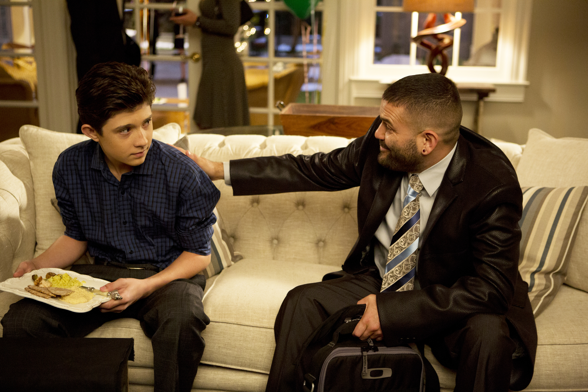 Still of Guillermo Díaz and Mateus Ward in Weeds (2005)