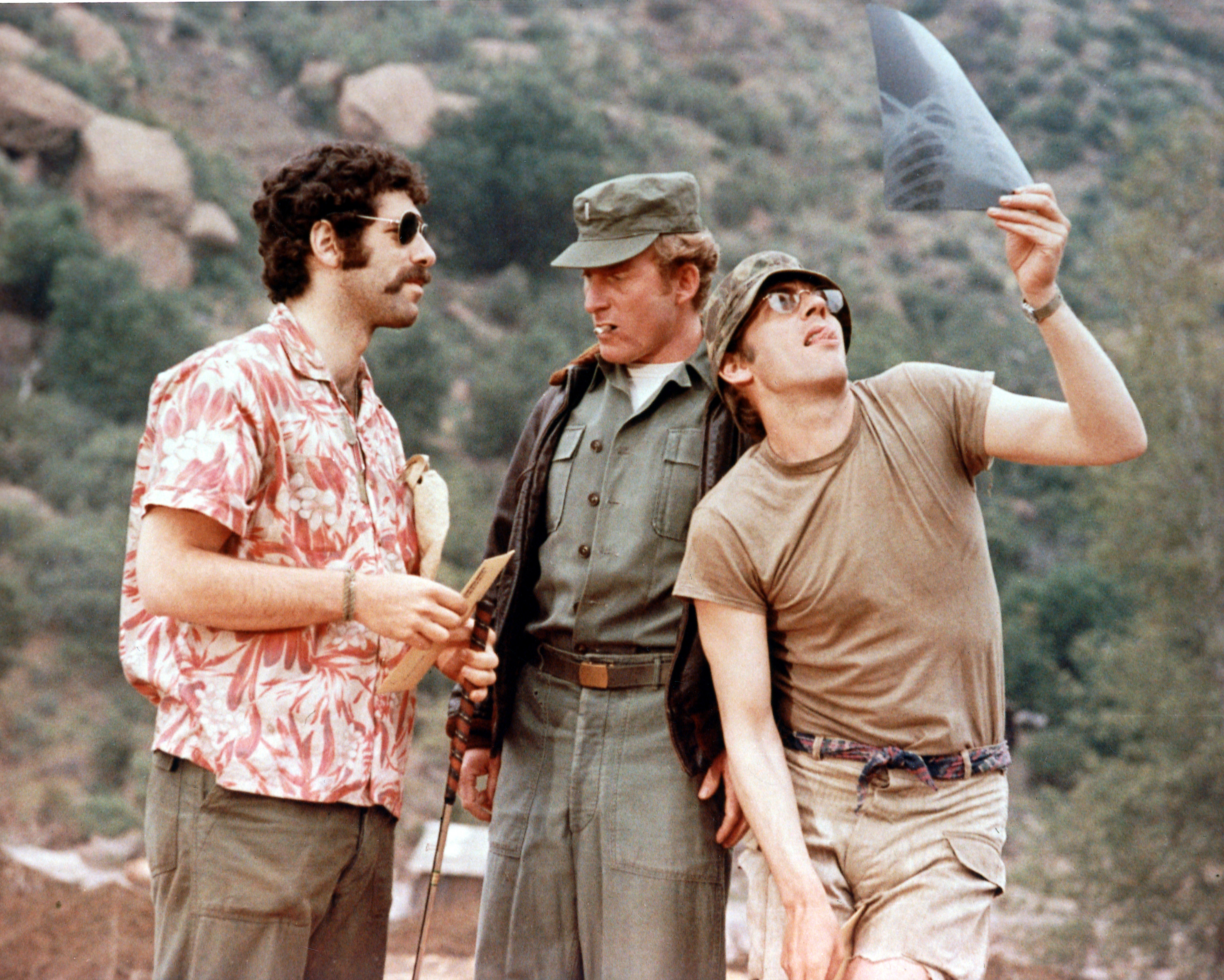 Still of Donald Sutherland and Elliott Gould in MASH (1970)