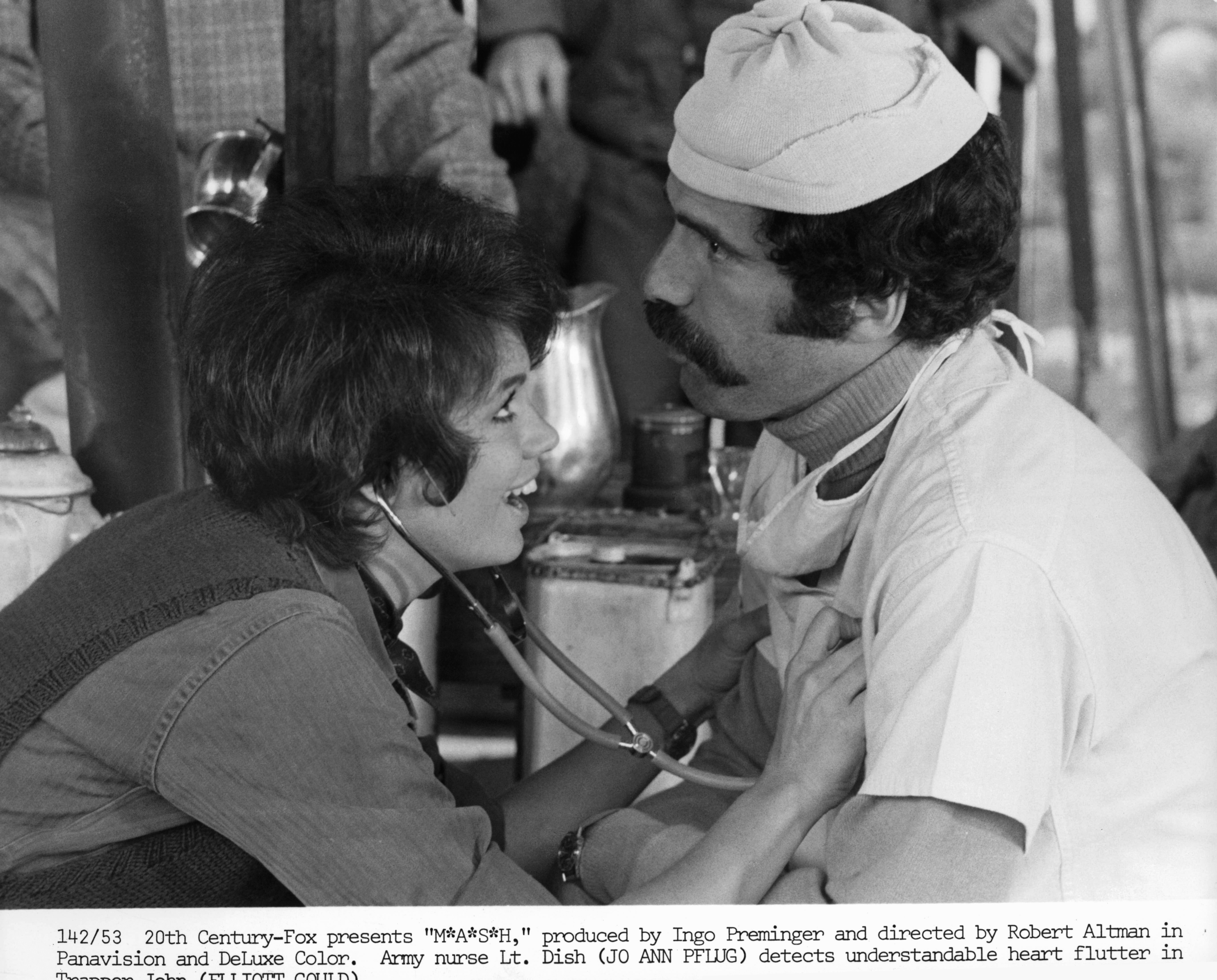 Still of Elliott Gould and Jo Ann Pflug in MASH (1970)