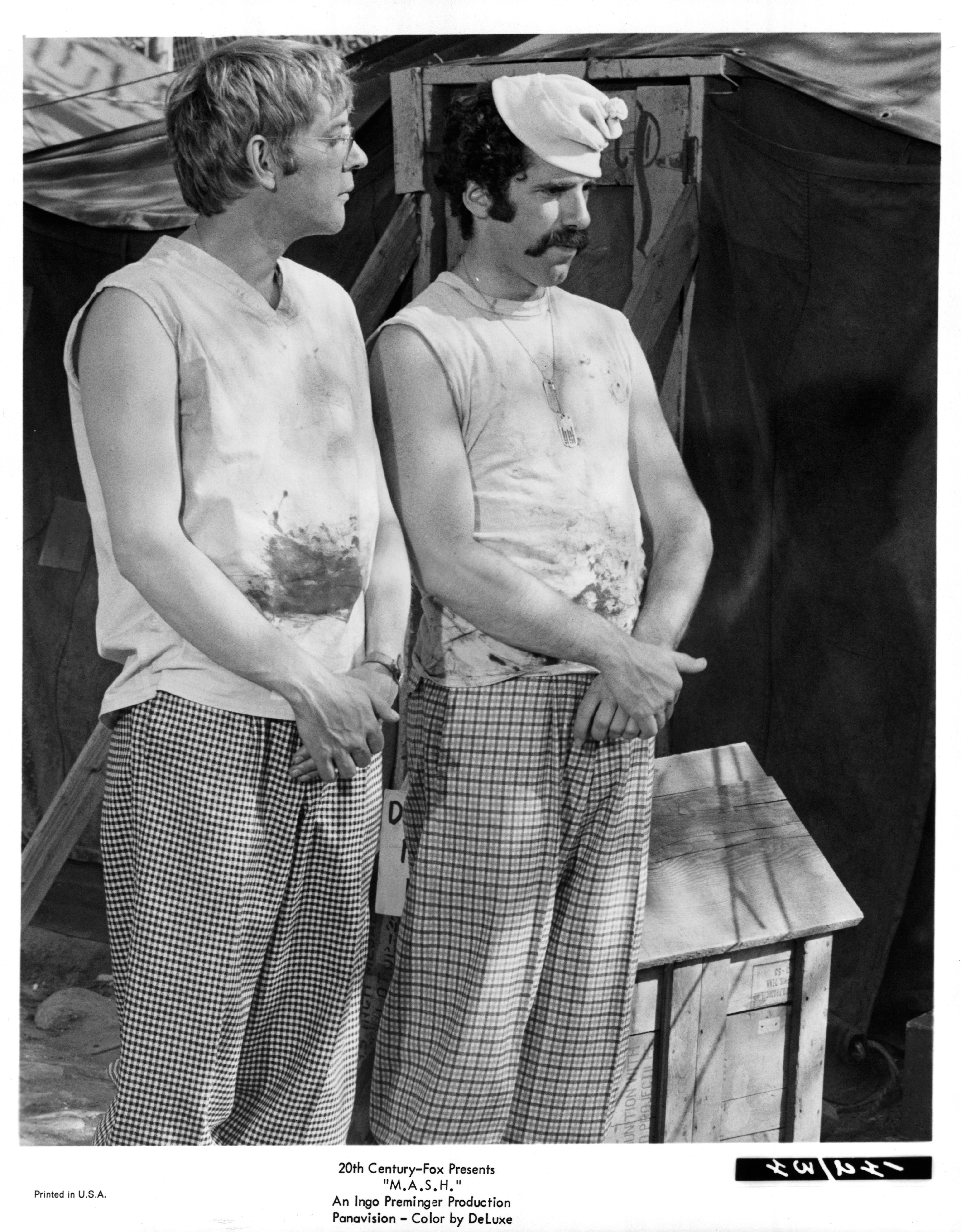 Still of Donald Sutherland and Elliott Gould in MASH (1970)