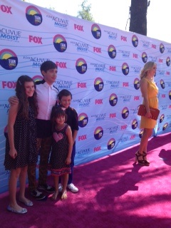 Rose, Jack & Reagan Horan walking the carpet with their uncle, actor Kevin McHale at TEEN CHOICE 2012.