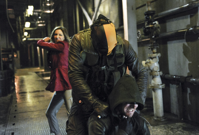 Still of Manu Bennett, Katie Cassidy and Stephen Amell in Strele (2012)