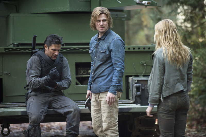 Still of Manu Bennett, Stephen Amell and Caity Lotz in Strele (2012)