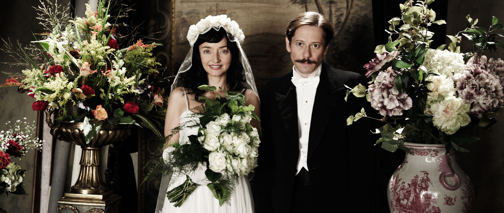 Still of Mathieu Amalric, Maria de Medeiros and Enna Balland in Poulet aux prunes (2011)