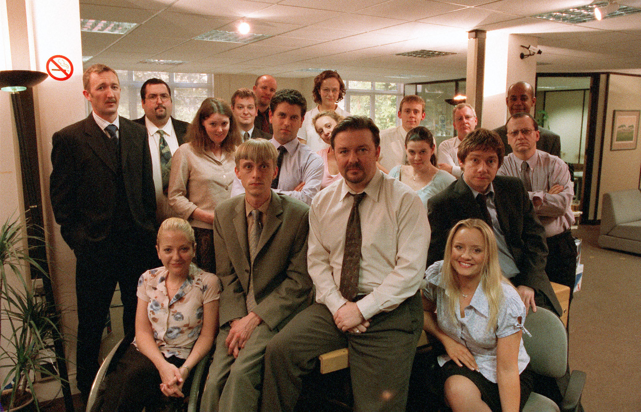Still of Mackenzie Crook, Lucy Davis, Martin Freeman, Ricky Gervais, Ralph Ineson and Ewen MacIntosh in The Office (2001)
