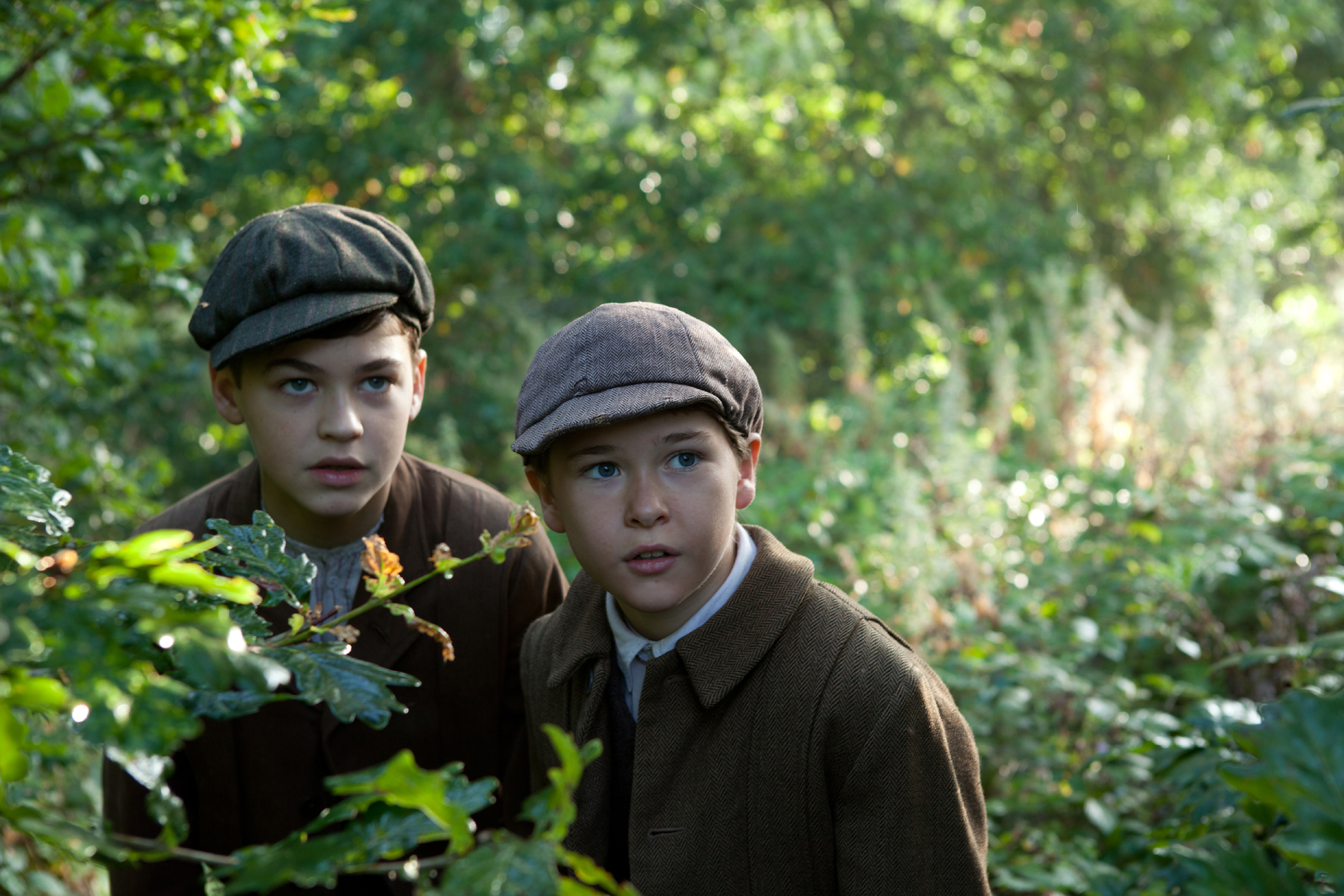 Still of Hero Fiennes-Tiffin and Samuel Bottomley in Private Peaceful (2012)