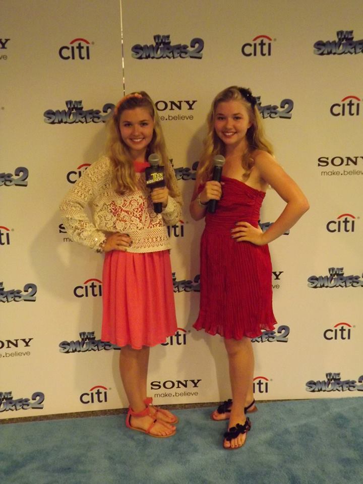 Cailin Loesch (right) and sister Hannah Loesch at the NYC premiere of Smurfs 2