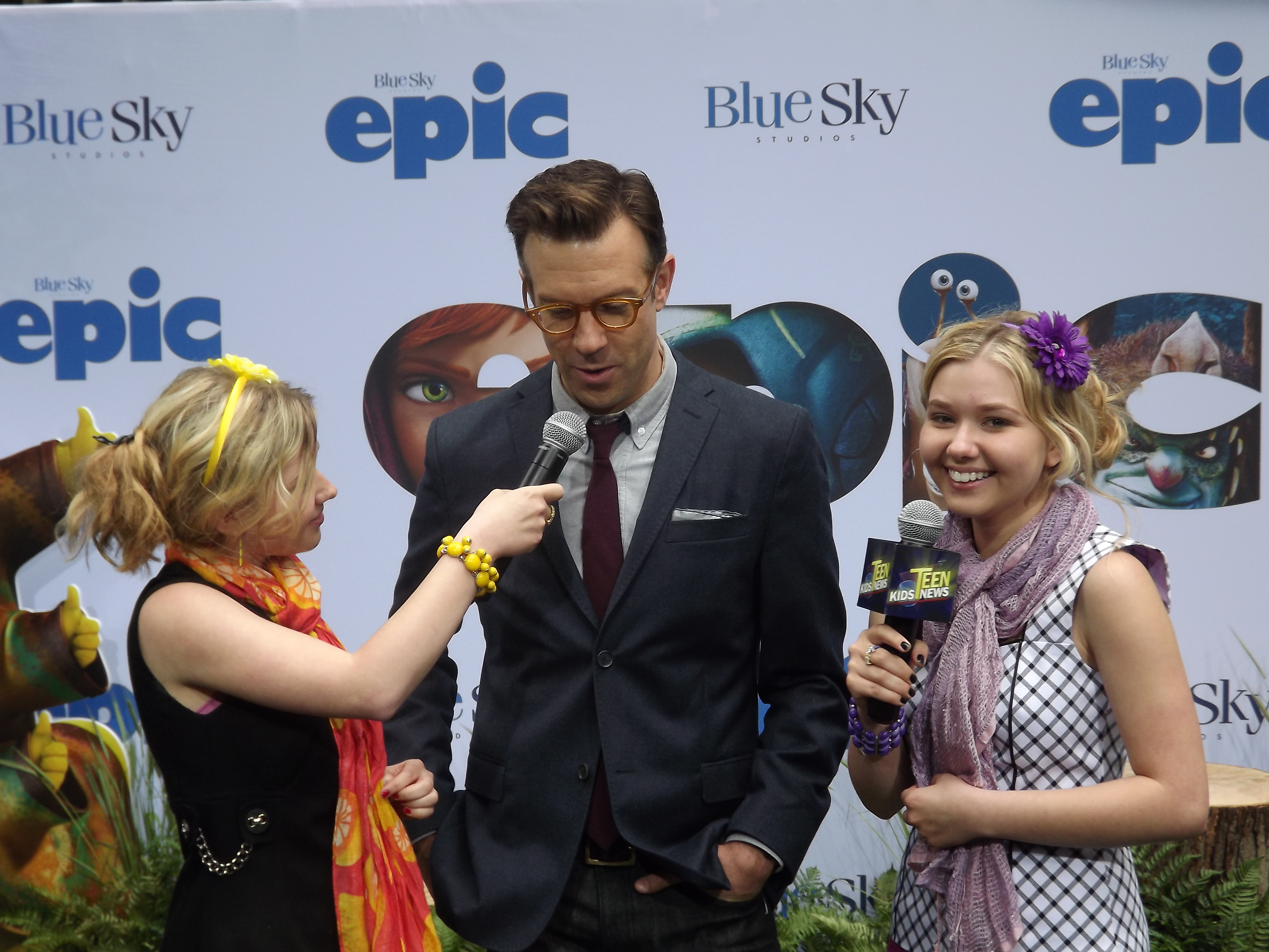 Cailin Loesch (right) and sister Hannah Loesch interviewing Jason Sudeikis at the NYC premiere of Epic