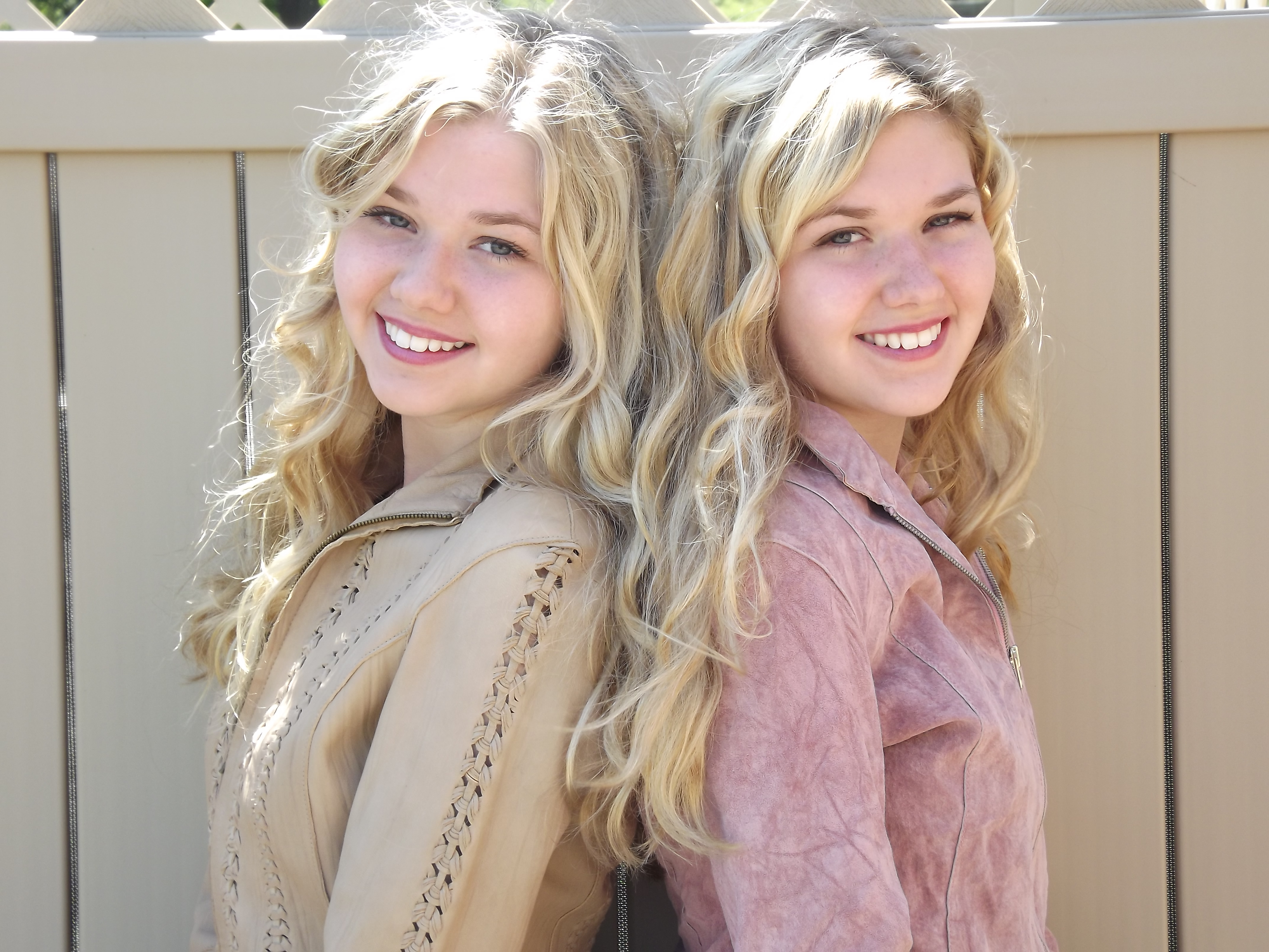 Cailin loesch (left) and twin Hannah Loesch in 2013