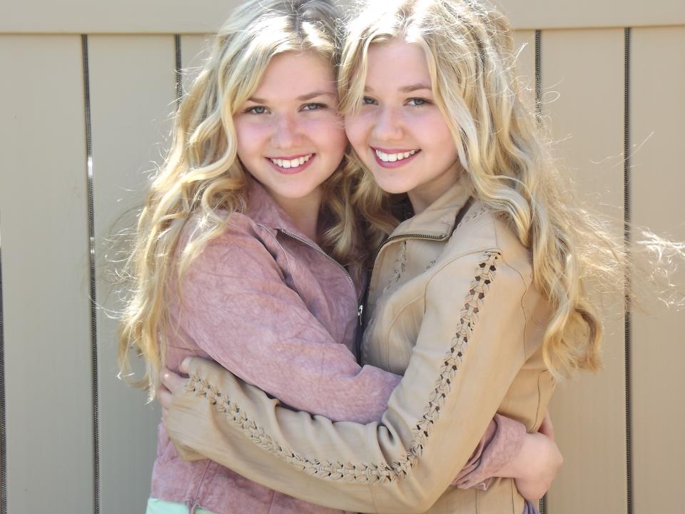 Cailin Loesch (right) and twin sister Hannah Loesch in 2013