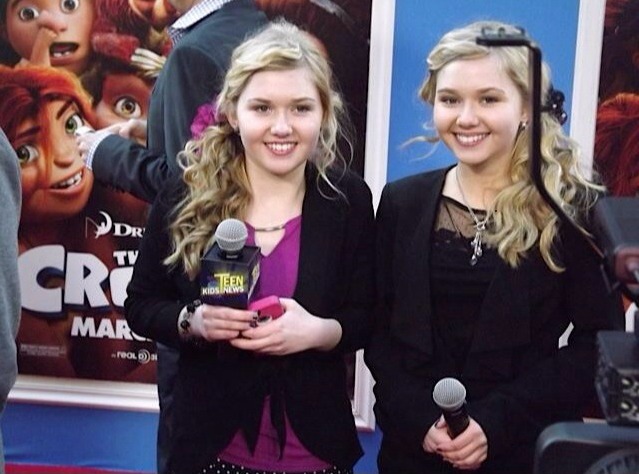 Cailin Loesch (left) and twin sister Hannah Loesch at the NYC premiere of The Croods