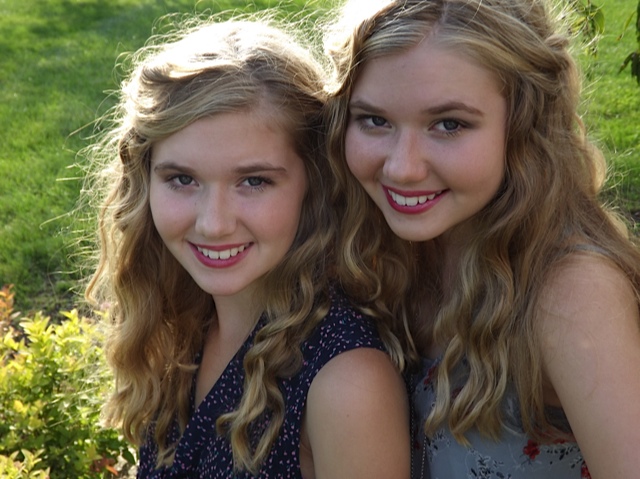 Cailin Loesch (right) and her twin sister Hannah Loesch in 2012.