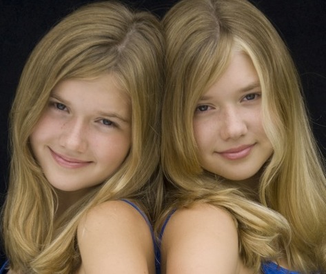 Cailin Loesch (right) and her twin sister Hannah Loesch in 2011.