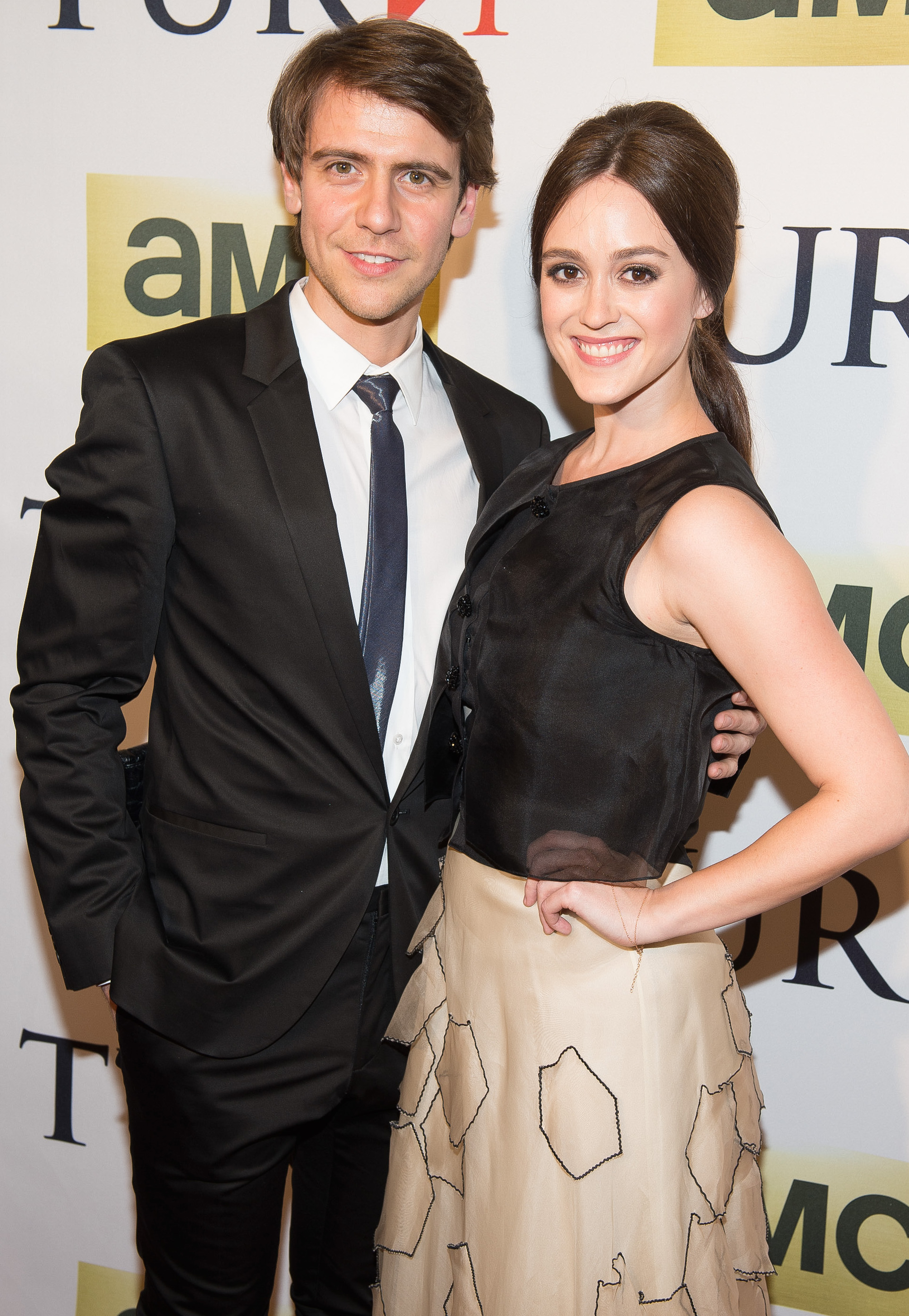 Attends 'Turn' series premiere with Heather Lind at The National Archives on March 24, 2014 in Washington, DC.