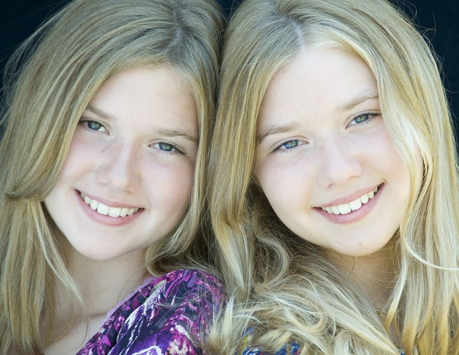 Cailin Loesch (right) and twin sister Hannah Loesch in 2011.