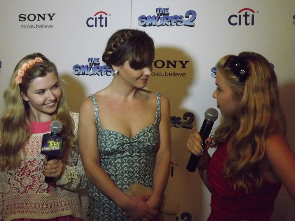 Cailin Loesch (right) and sister Hannah Loesch with Christina Ricci at the NYC premiere of Smurfs 2