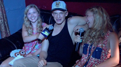 Cailin Loesch (right) and sister Hannah Loesch with Cody Simpson