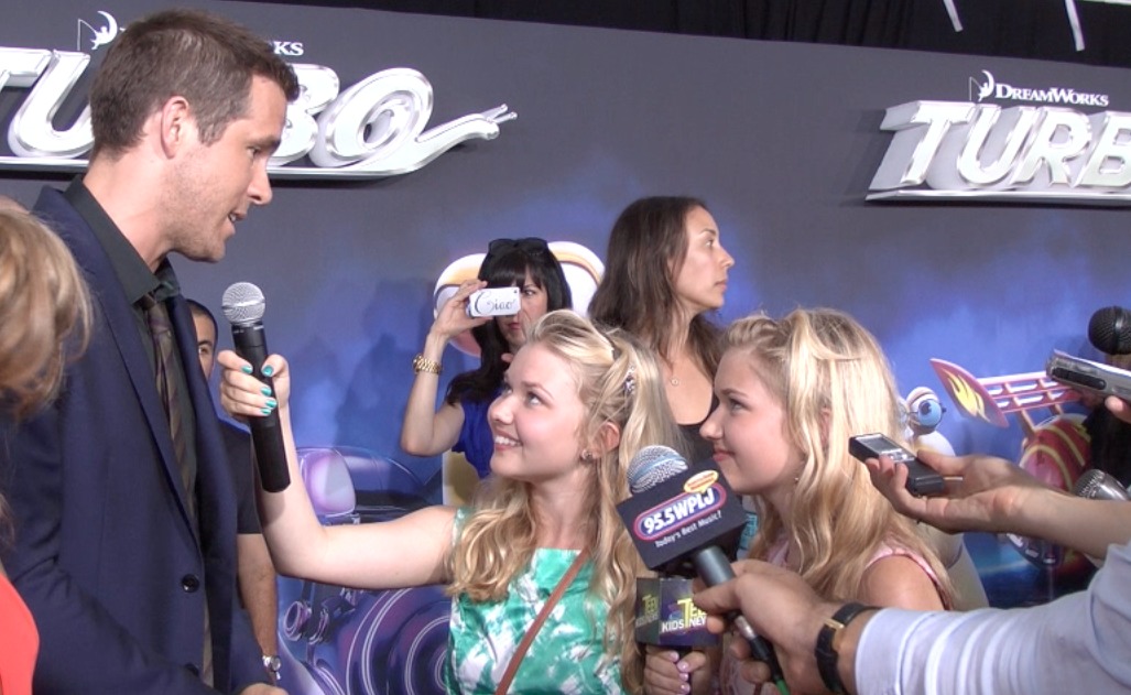 Cailin Loesch (left) and sister Hannah Loesch with Ryan Reynolds at the NYC premiere of Turbo