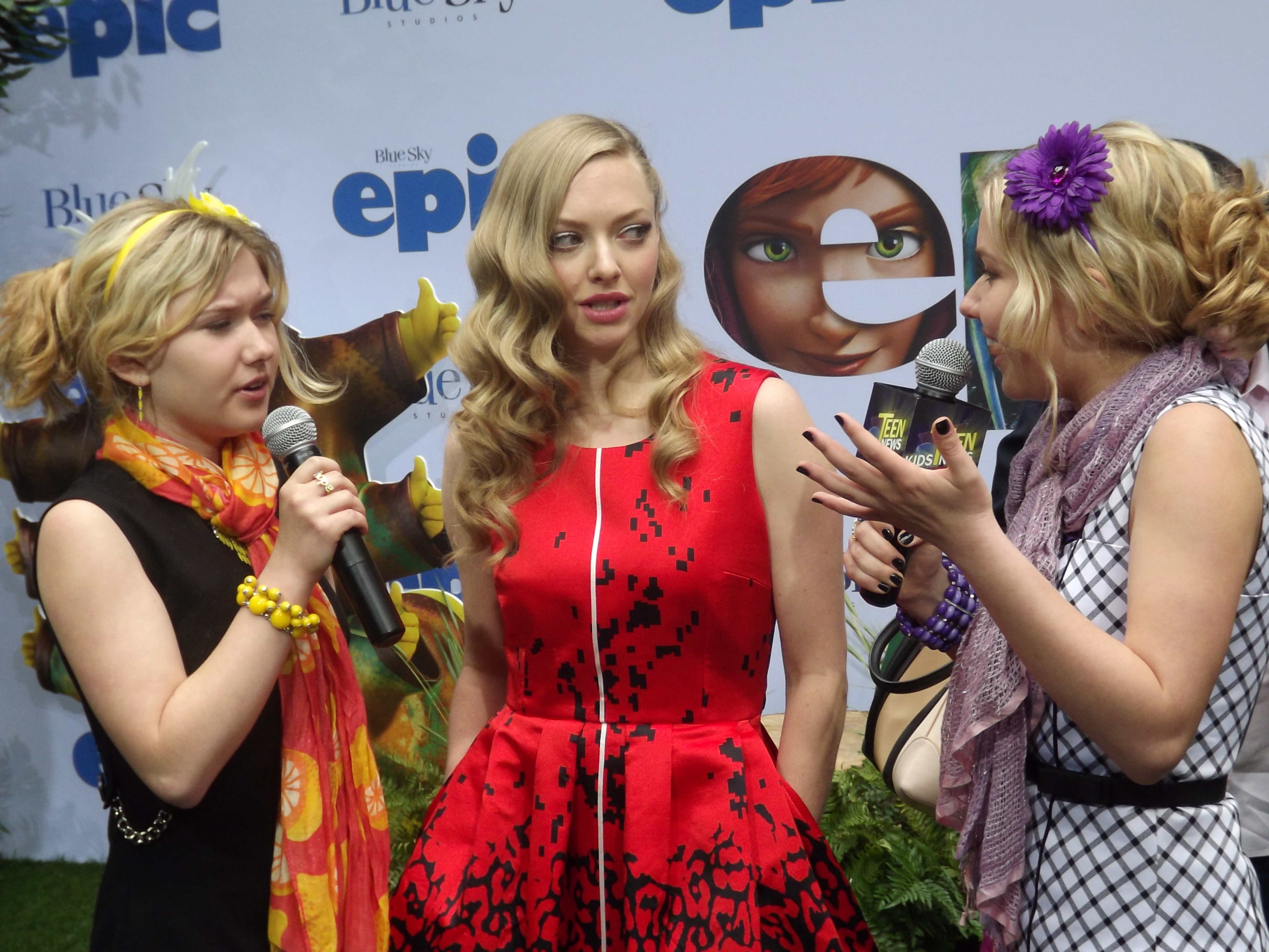 Cailin Loesch (right) and sister Hannah Loesch interviewing Amanda Seyfried at the NYC premiere of Epic