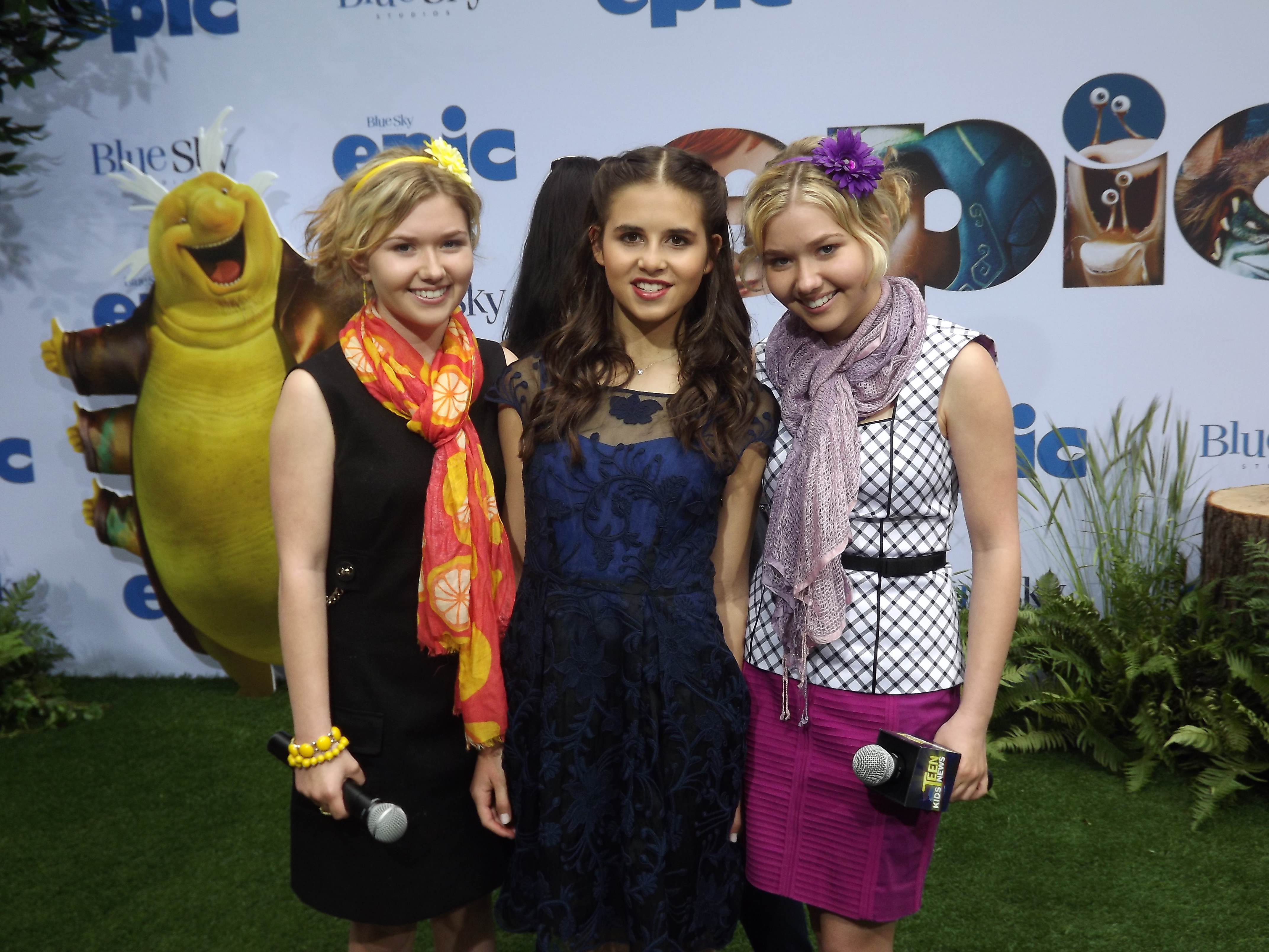 Cailin Loesch (right) and sister Hannah Loesch (left) at the NYC premiere of Epic with singer Carly Rose Sonenclar