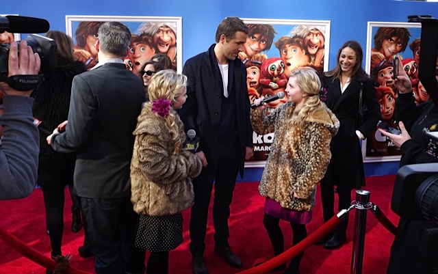 Cailin Loesch (right) and twin sister Hannah Loesch interviewing Ryan Reynolds at the NYC film premiere of The Croods