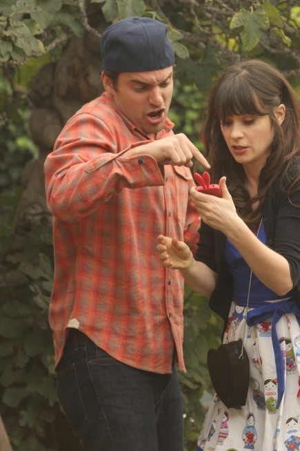 Still of Zooey Deschanel and Jake Johnson in New Girl (2011)