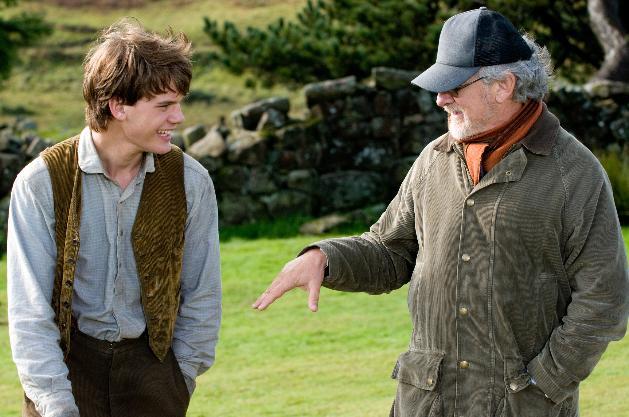 Still of Steven Spielberg and Jeremy Irvine in Karo zirgas (2011)