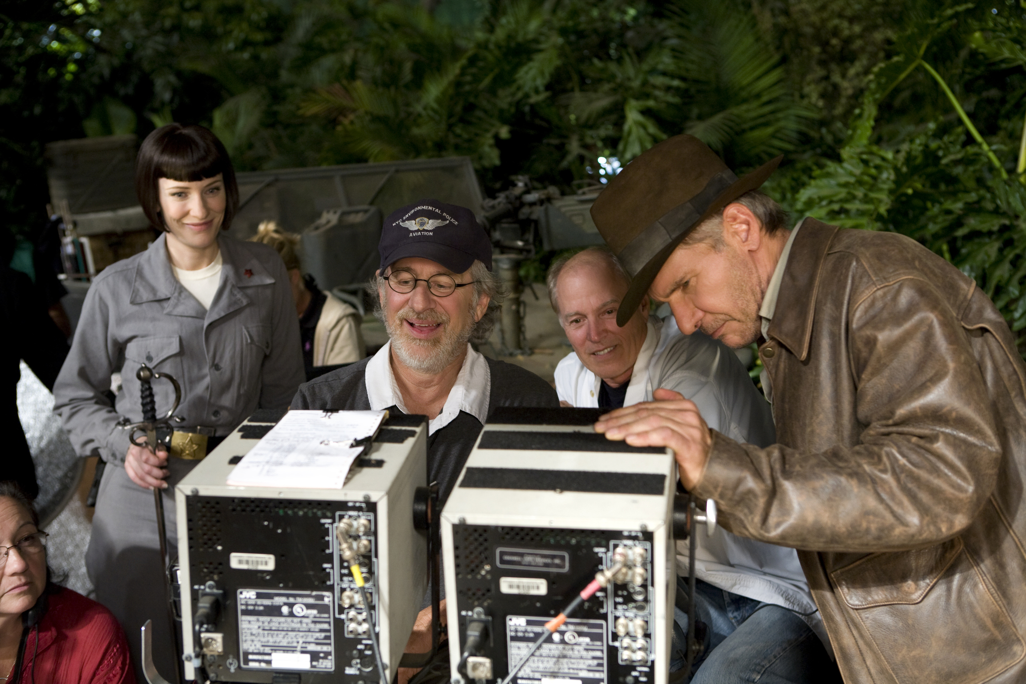 Still of Harrison Ford, Steven Spielberg and Cate Blanchett in Indiana Dzounsas ir kristolo kaukoles karalyste (2008)