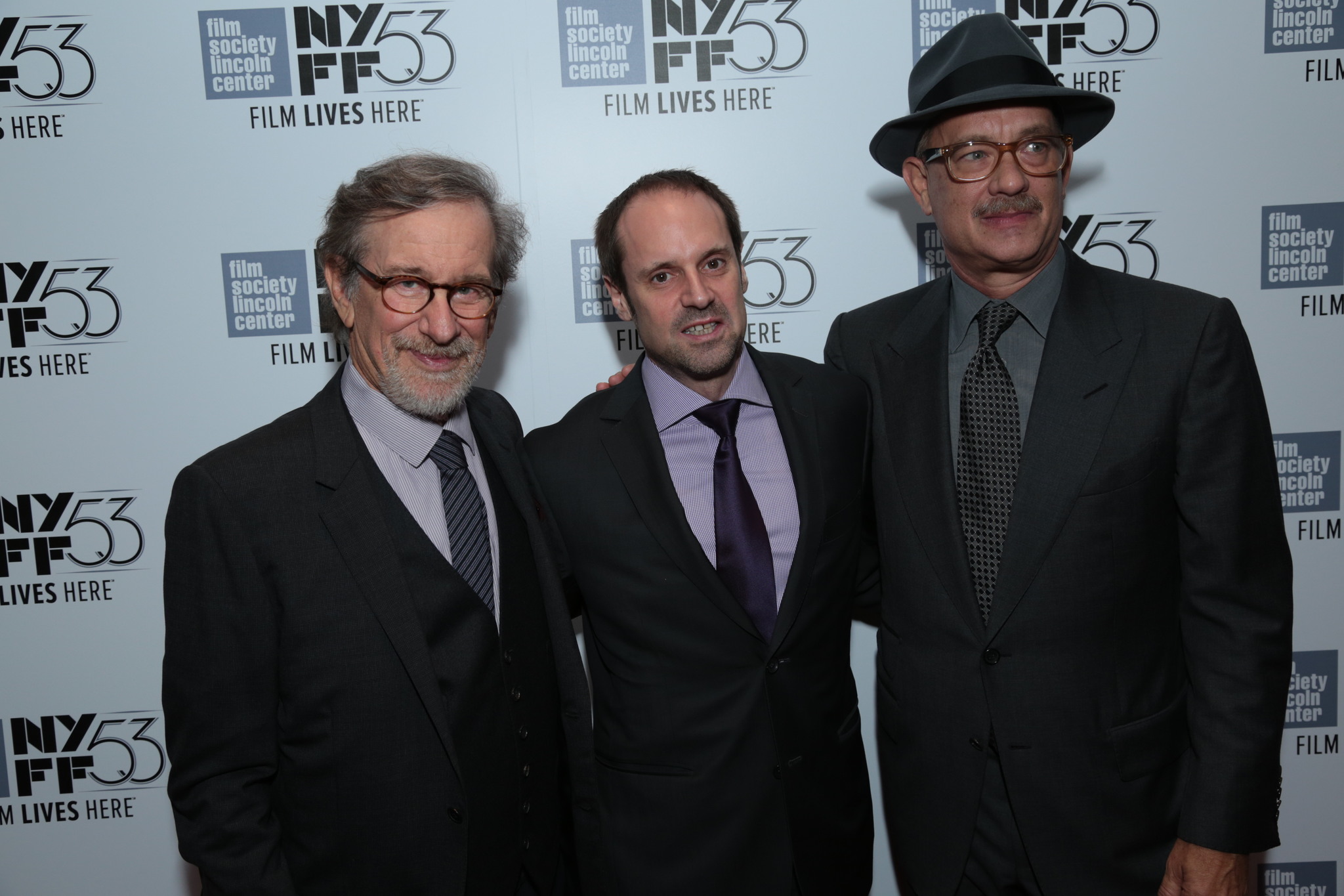 Tom Hanks, Steven Spielberg and Jeff Skoll at event of Snipu tiltas (2015)
