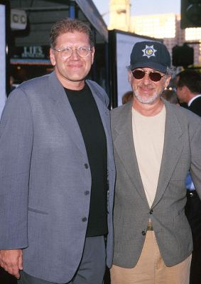 Steven Spielberg and Robert Zemeckis at event of What Lies Beneath (2000)