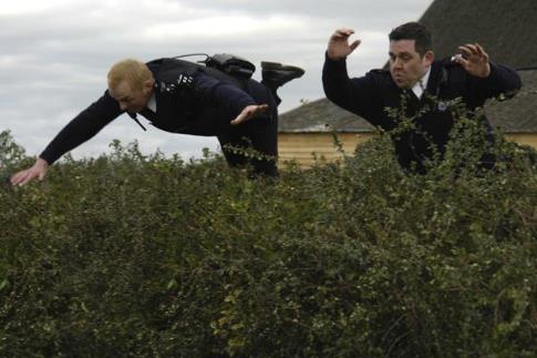 Still of Nick Frost and Simon Pegg in Hot Fuzz (2007)