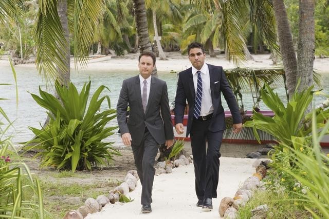 Still of Chris Harrison and Roberto Martinez in The Bachelorette (2003)