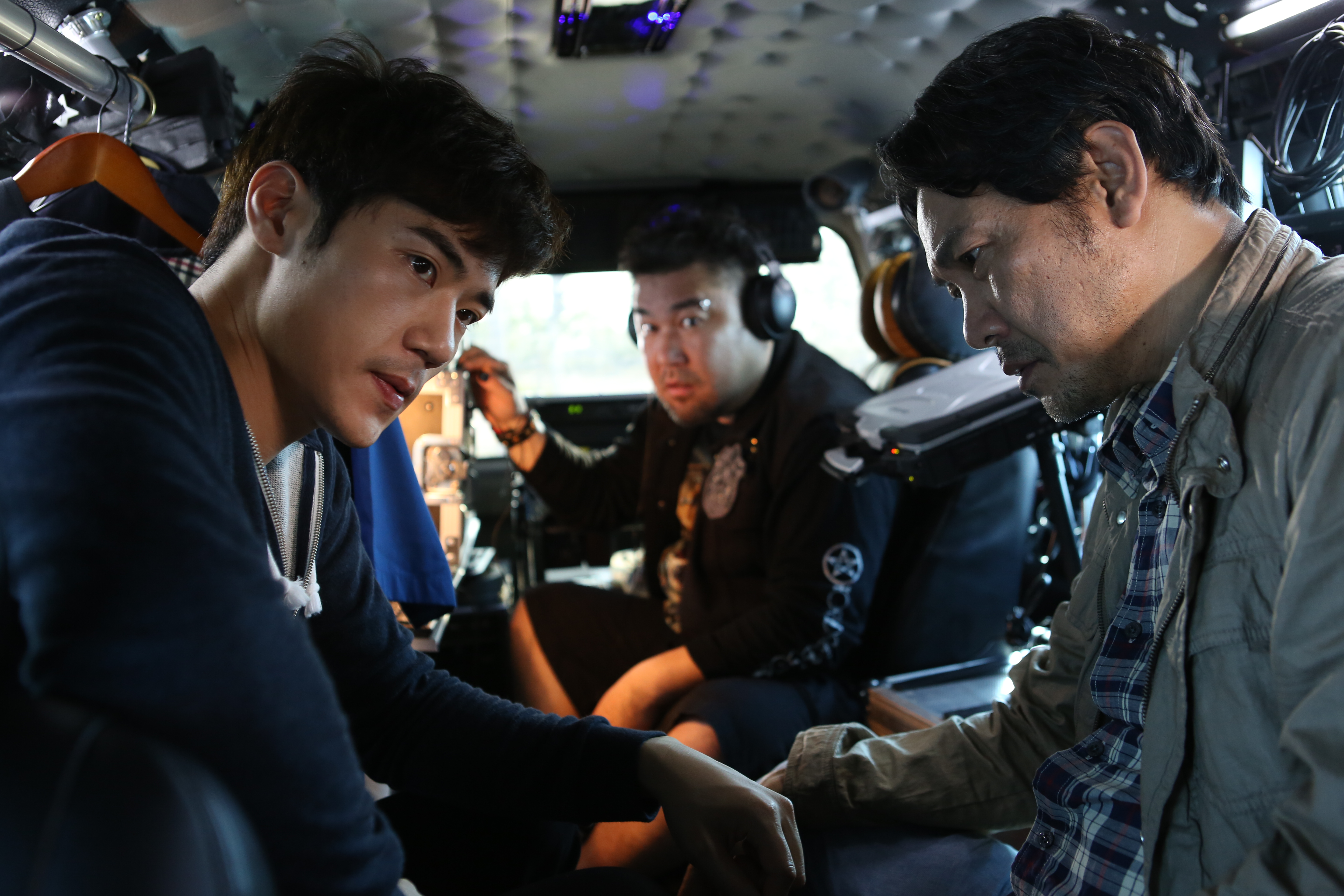 Still of Jin-yeong Jeong, Kang-woo Kim and Chang-Seok Ko in Jji-ra-si: Wi-heom-han So-moon (2014)