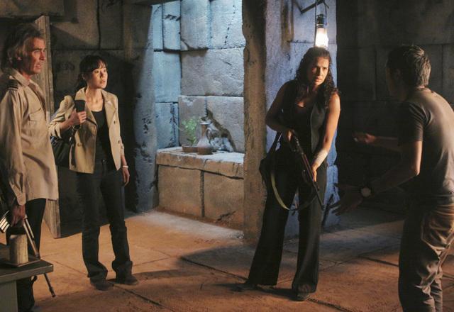 Still of Jeff Fahey, Yunjin Kim, Ken Leung and Zuleikha Robinson in Dinge (2004)