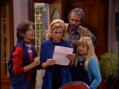 Still of Justine Bateman, Meredith Baxter, Tina Yothers and Michael Gross in Family Ties (1982)