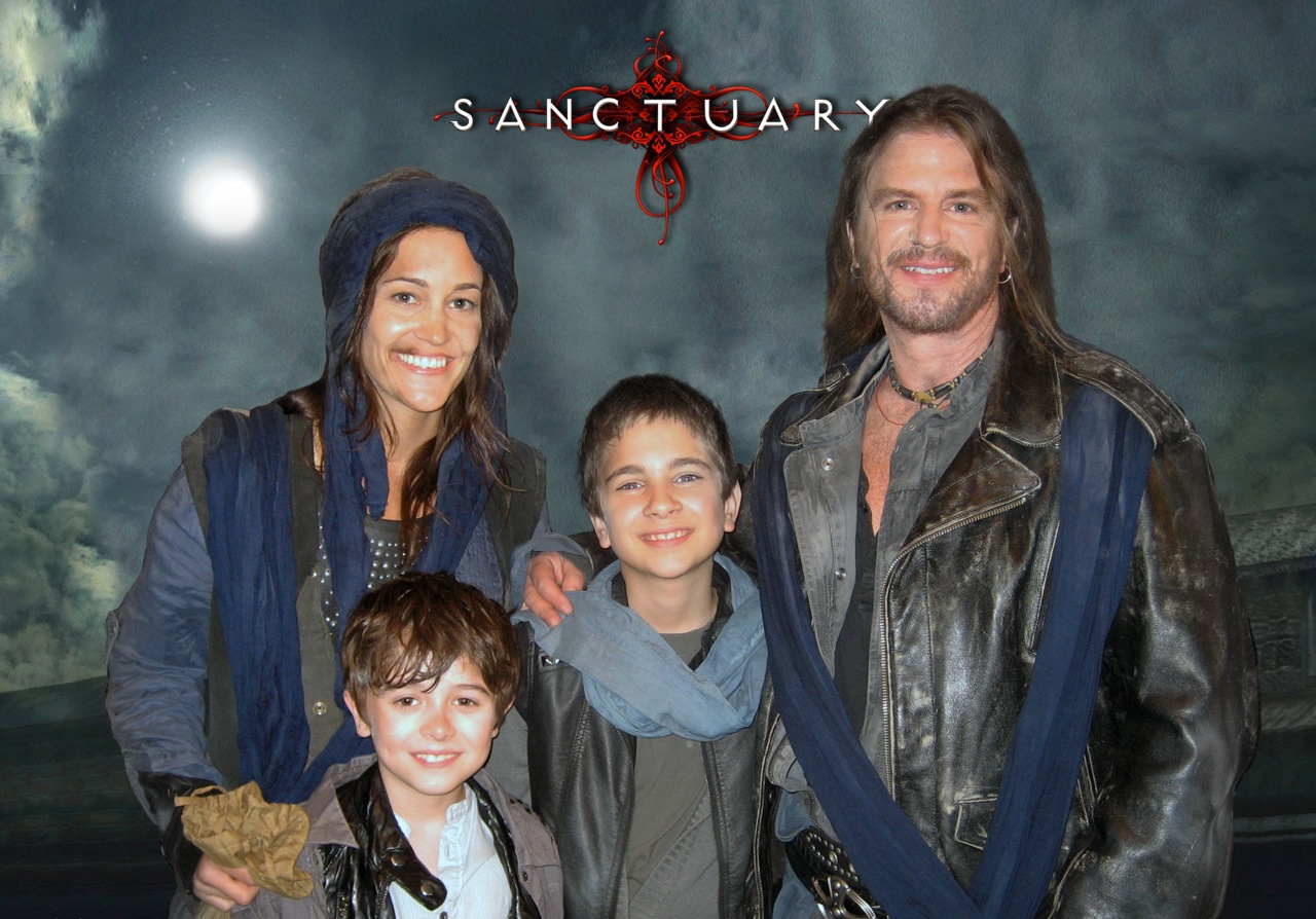 With Sanctuary onset family: Scott Mcneil (Birot), Luvia Petersen (Narra), Valin Shinyei Biza). Alex in the role of Linor.