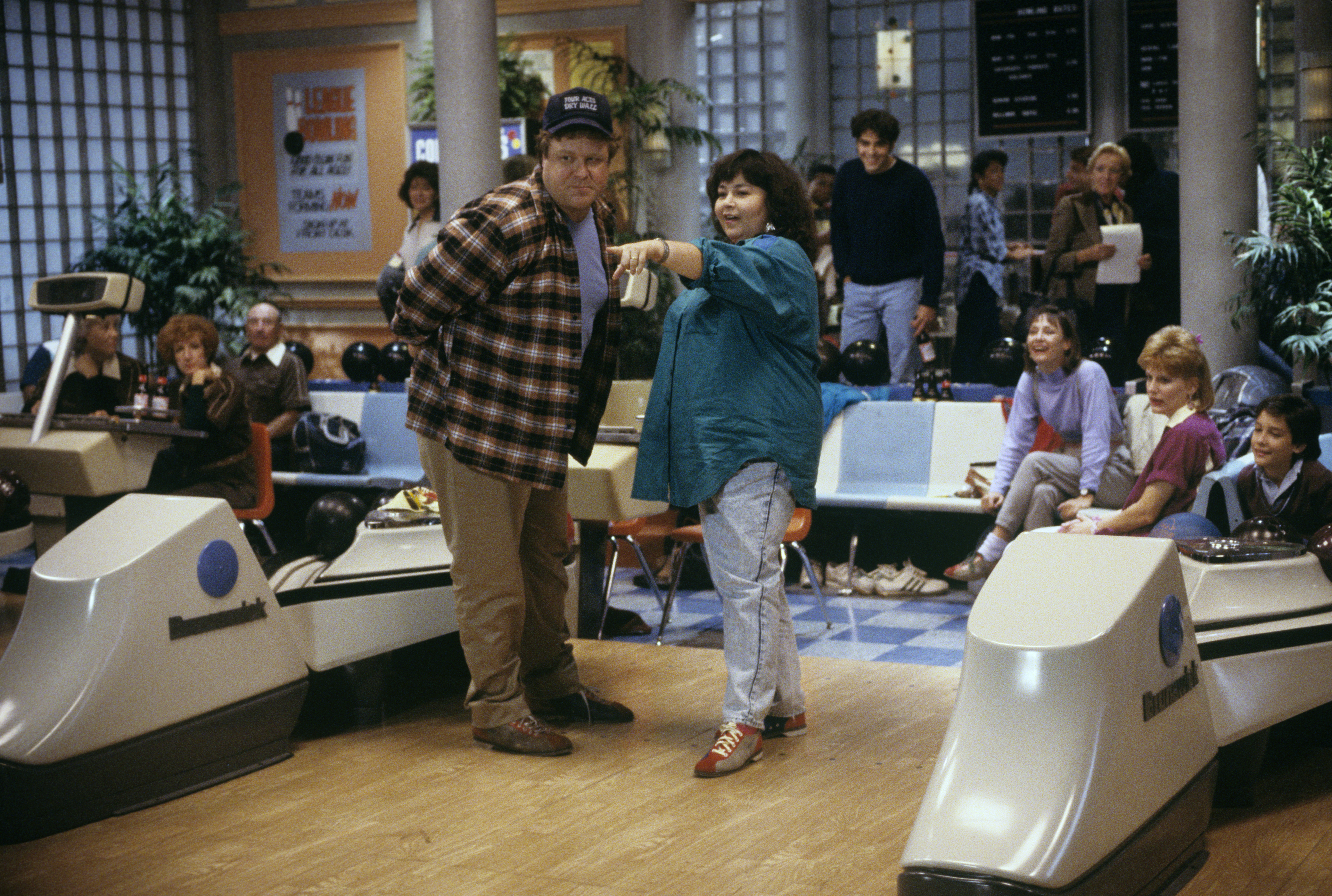 Still of John Goodman, Roseanne Barr, Laurie Metcalf and Natalie West in Roseanne (1988)