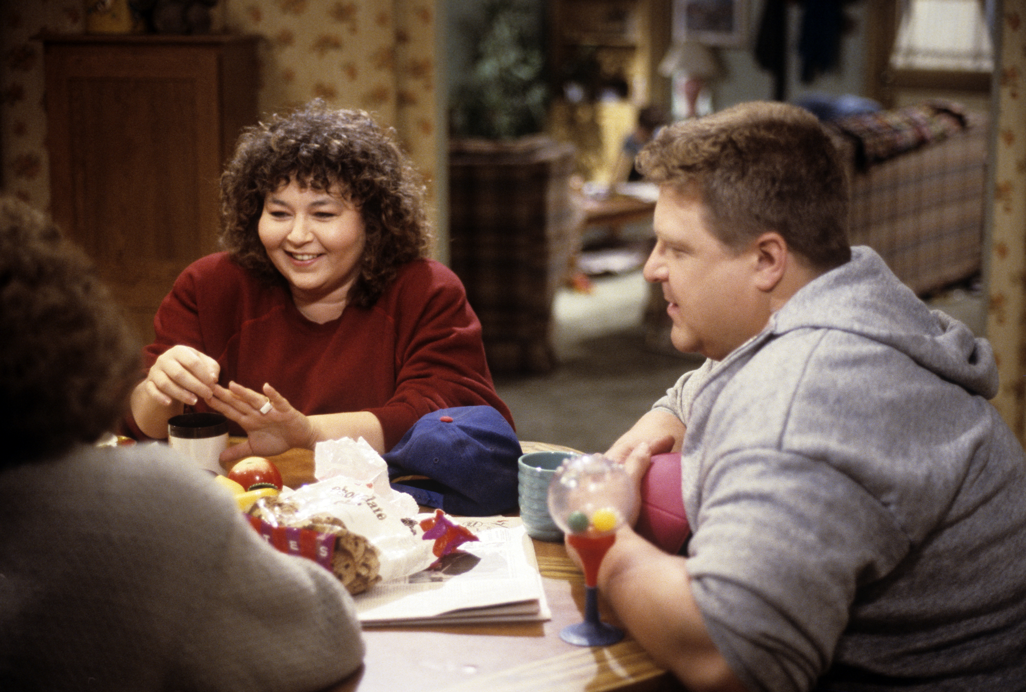 Still of John Goodman and Roseanne Barr in Roseanne (1988)