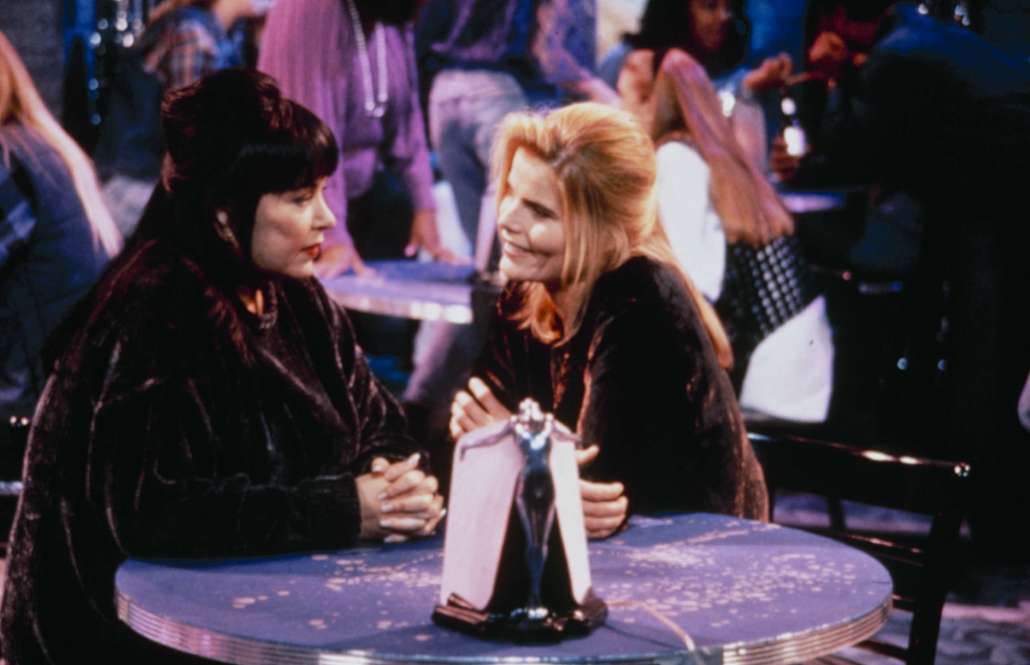 Still of Mariel Hemingway and Roseanne Barr in Roseanne (1988)