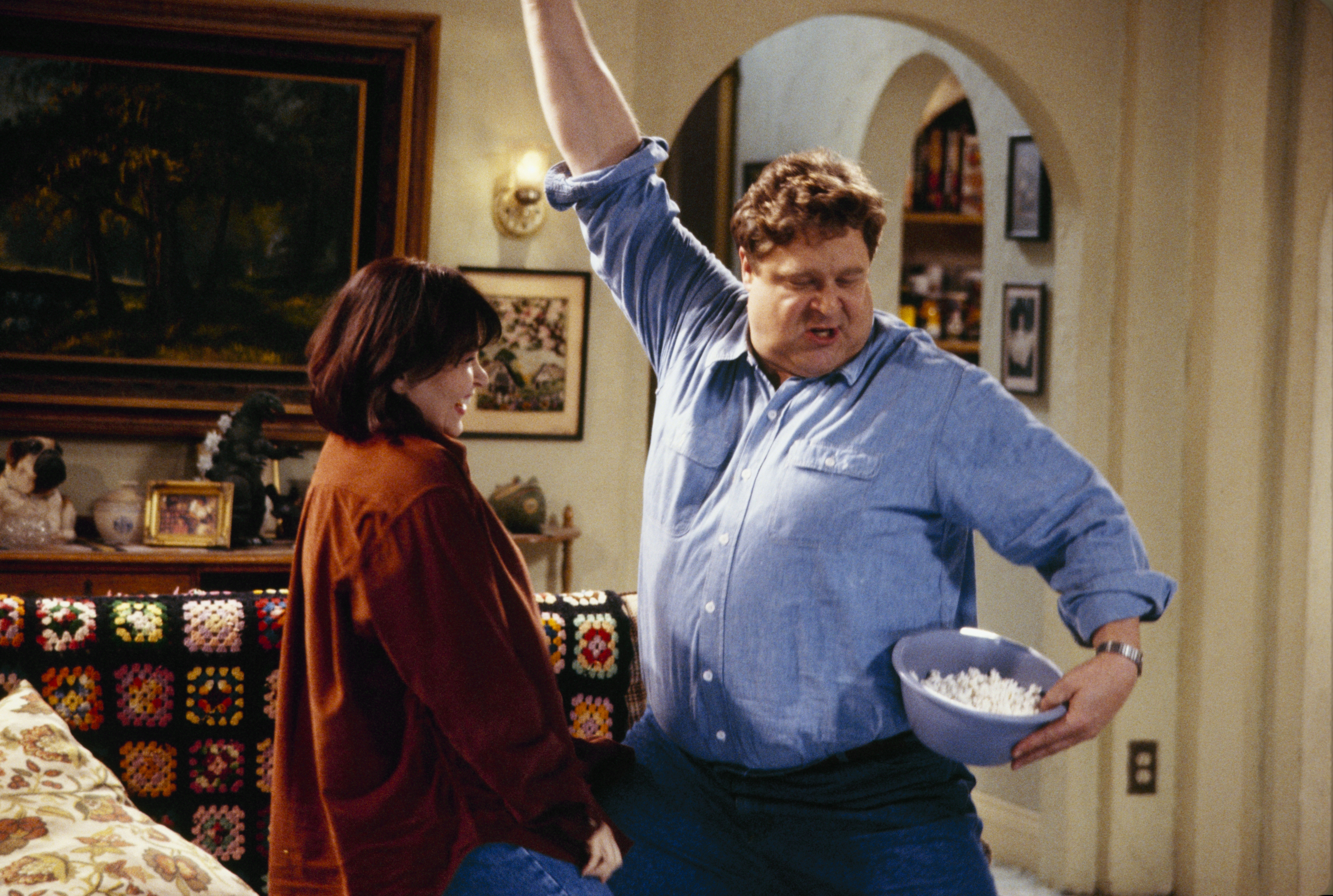 Still of John Goodman and Roseanne Barr in Roseanne (1988)