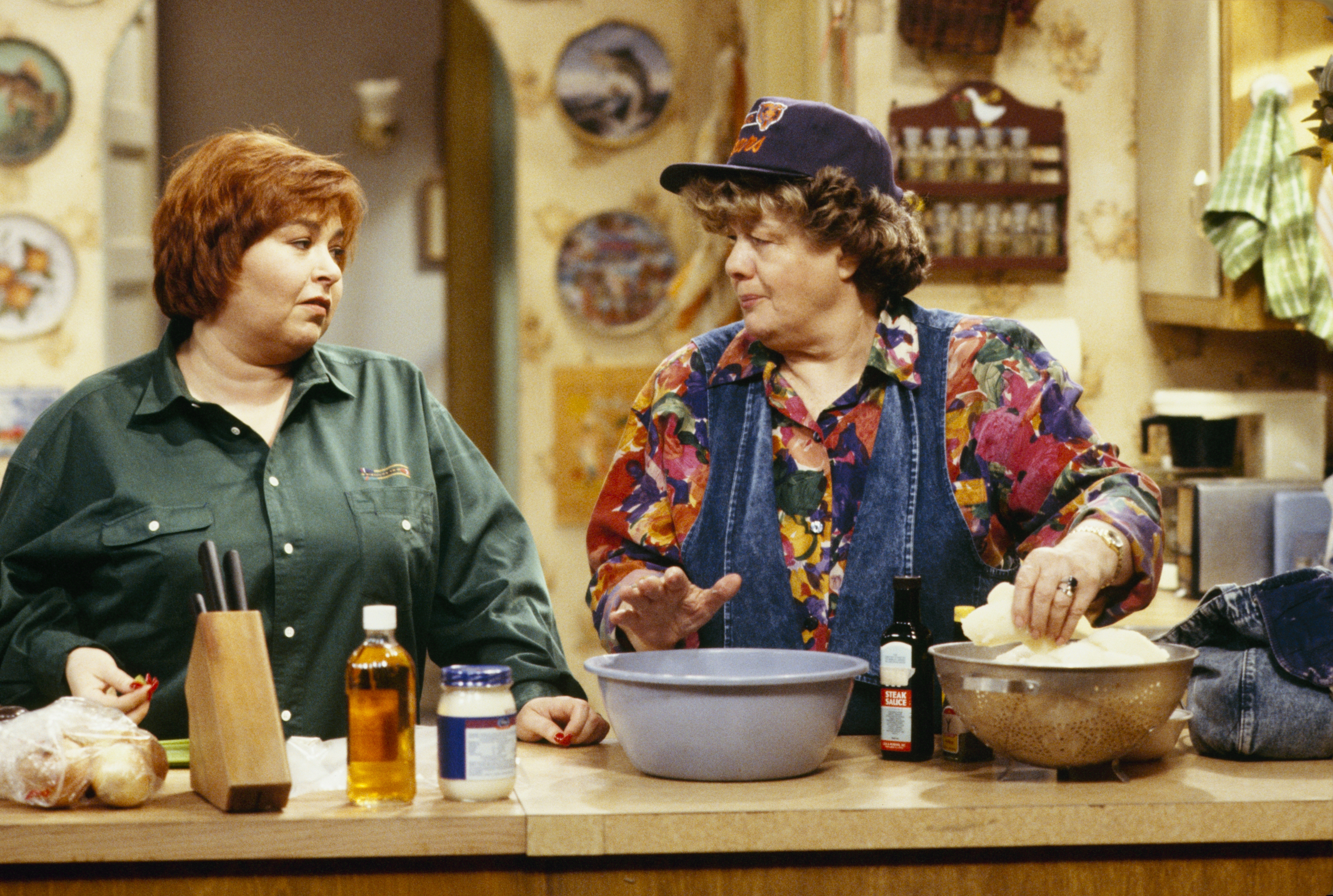 Still of Roseanne Barr and Shelley Winters in Roseanne (1988)