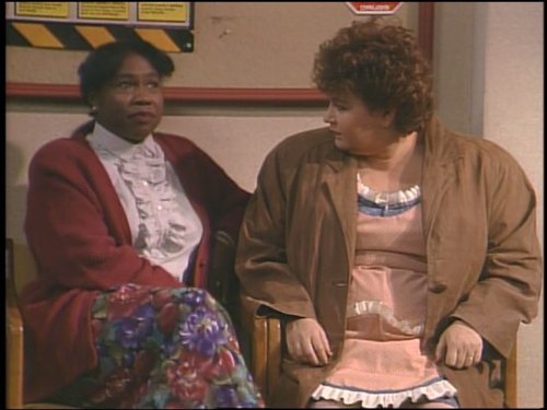 Still of Roseanne Barr and Adilah Barnes in Roseanne (1988)