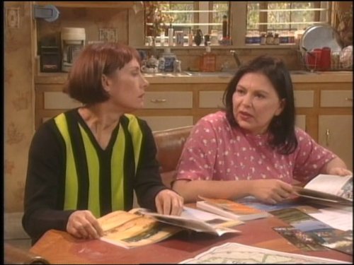 Still of Roseanne Barr and Laurie Metcalf in Roseanne (1988)