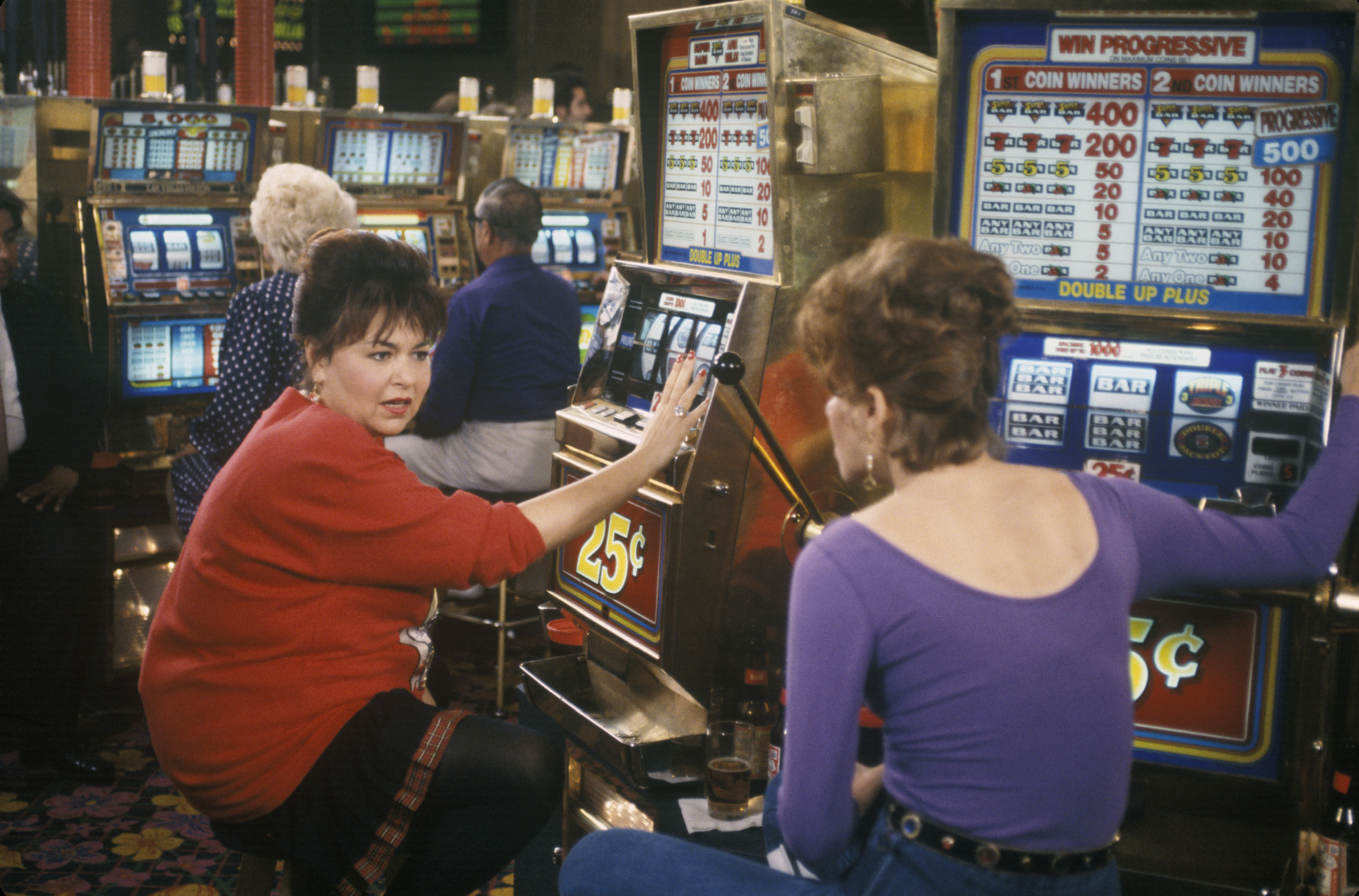 Still of Sandra Bernhard and Roseanne Barr in Roseanne (1988)