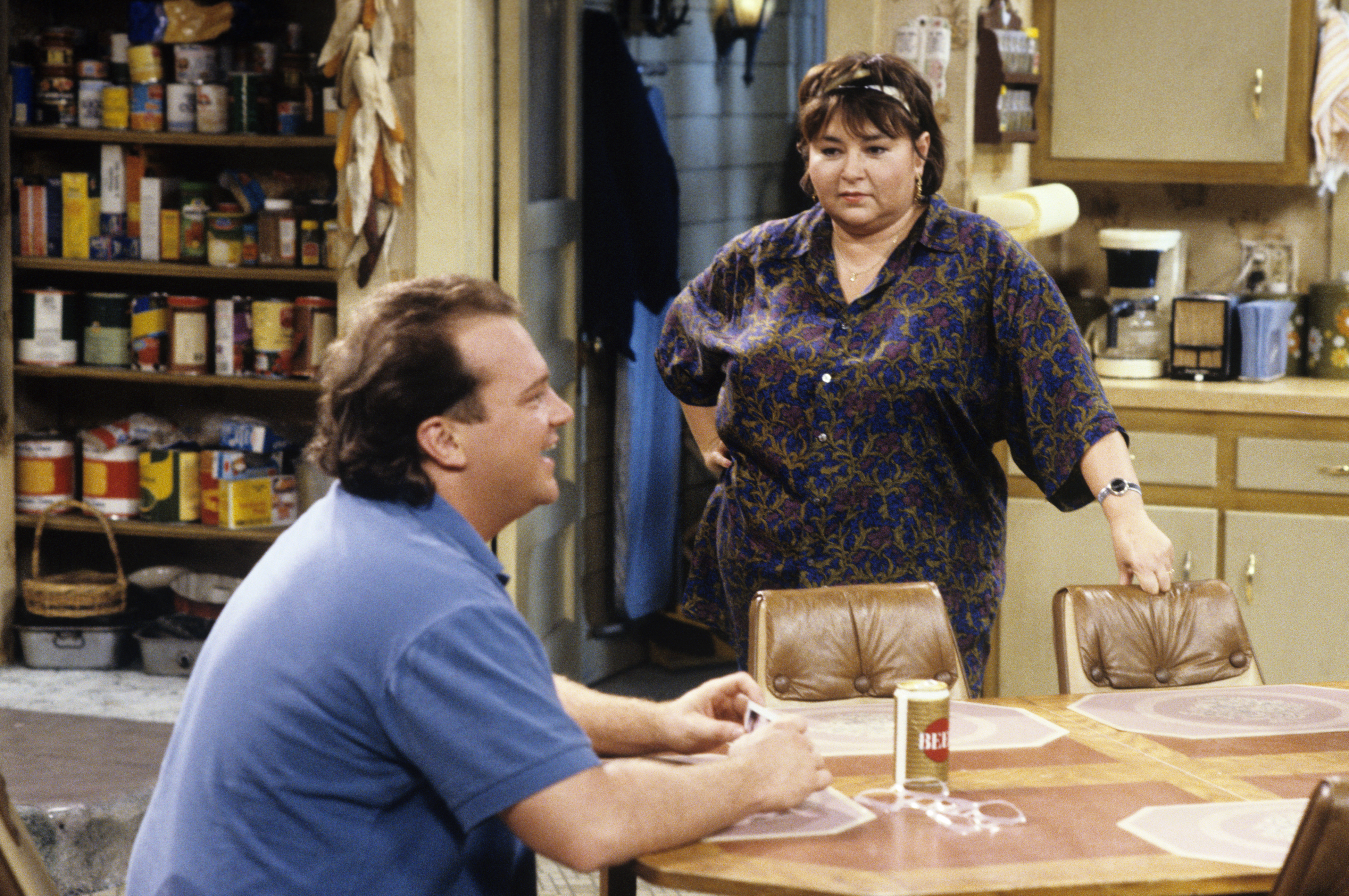 Still of Tom Arnold and Roseanne Barr in Roseanne (1988)