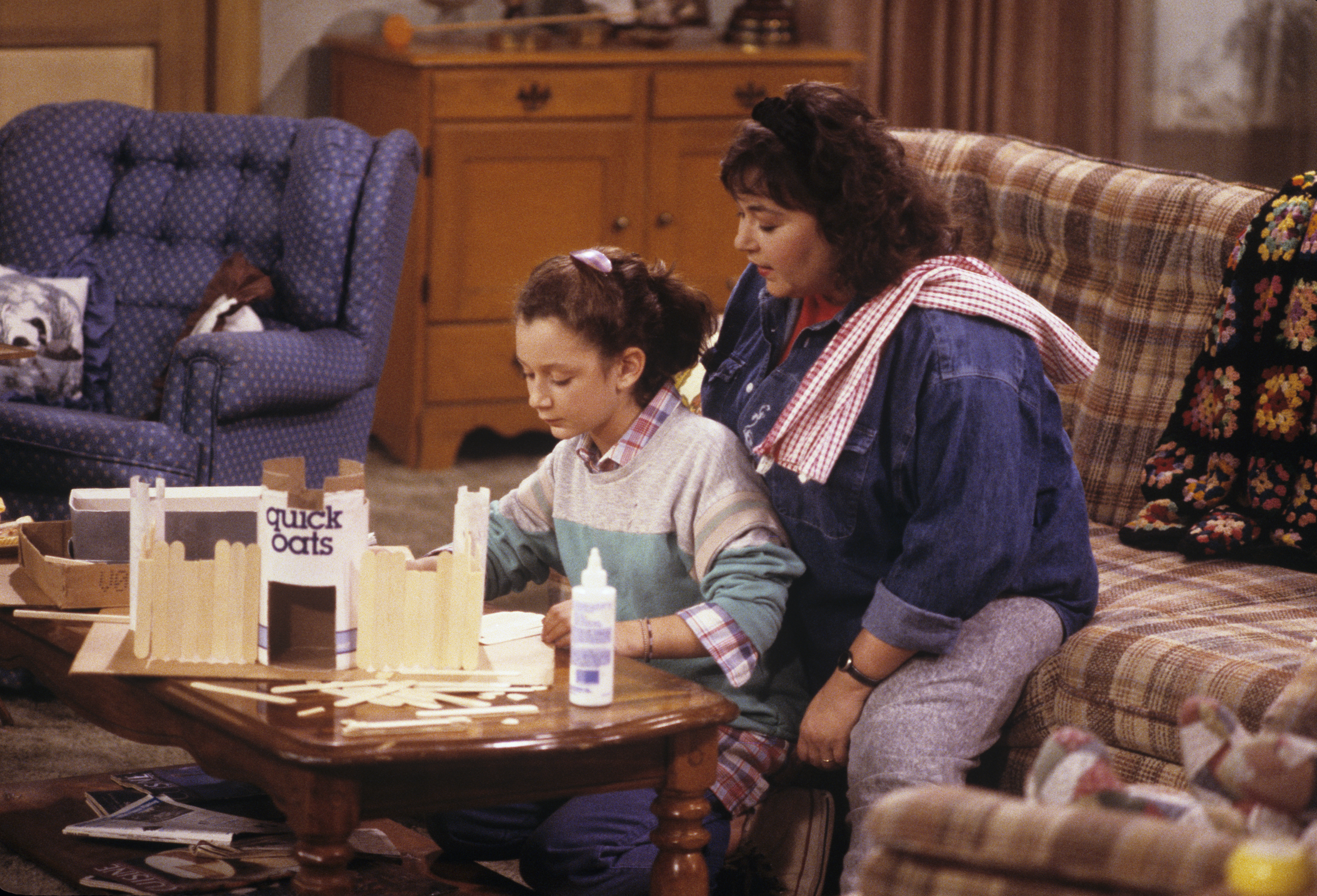 Still of Roseanne Barr and Sara Gilbert in Roseanne (1988)